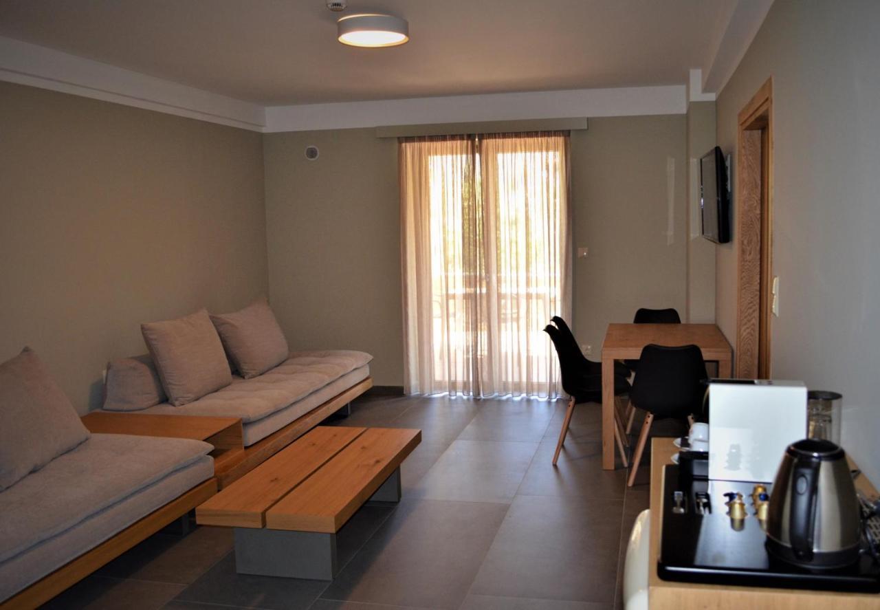 Diapori Suites Hotel 卡德哈米利 外观 照片